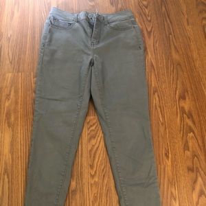 High-rise gray jegging. Stretch.